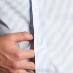 CAMICIA CLASSICA RIGHE BIANCO E AZZURRO REGULAR In cotone popeline