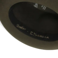 CAPPELLO MODELLO EUGENIO IN FELTRO VERDE SCURO Con dettagli in seta blu scuro