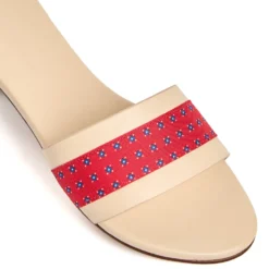 SANDALO FLAT ICONOGRAPHIC SIGNATURE Con fascia in seta rossa