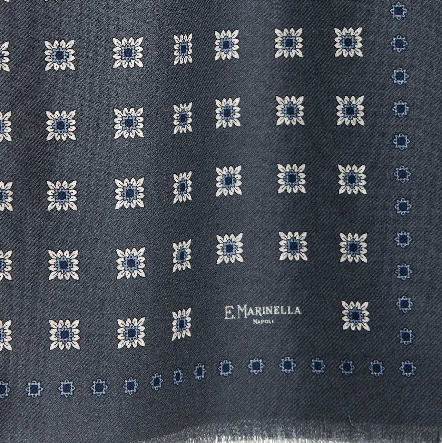 STOLA GRIGIO SCURO IN LANA Decorazioni floreali
